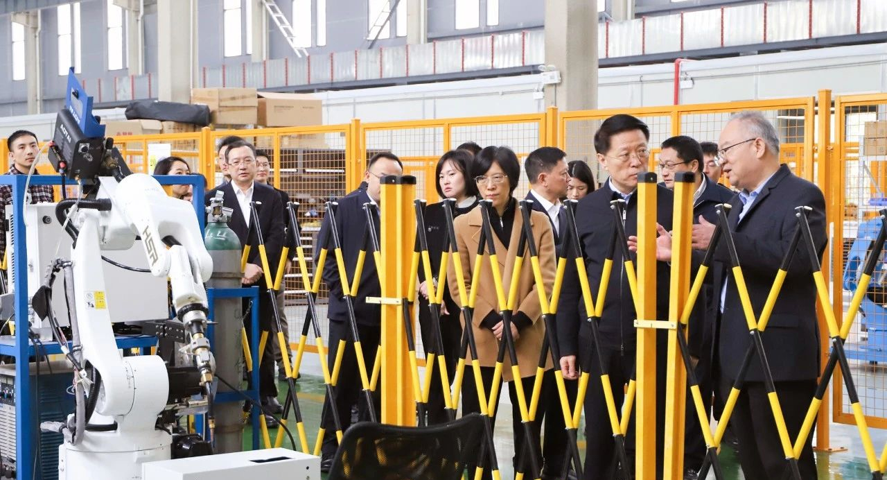重庆市政府副市长江敦涛一行莅临华数机器人调研指导工业机器人产业链建设工作